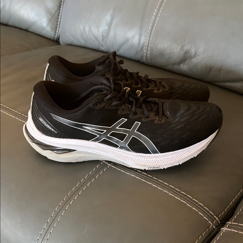 REDUCED!!! ASICS 2000 11 Running Shoes
